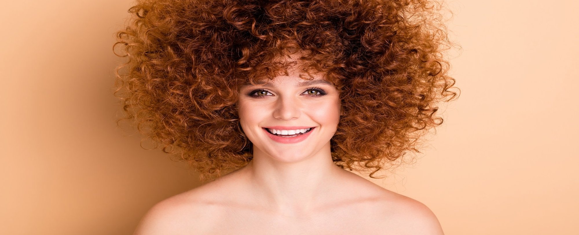 Modelo Com Cabelo Cacheado E Ruivo