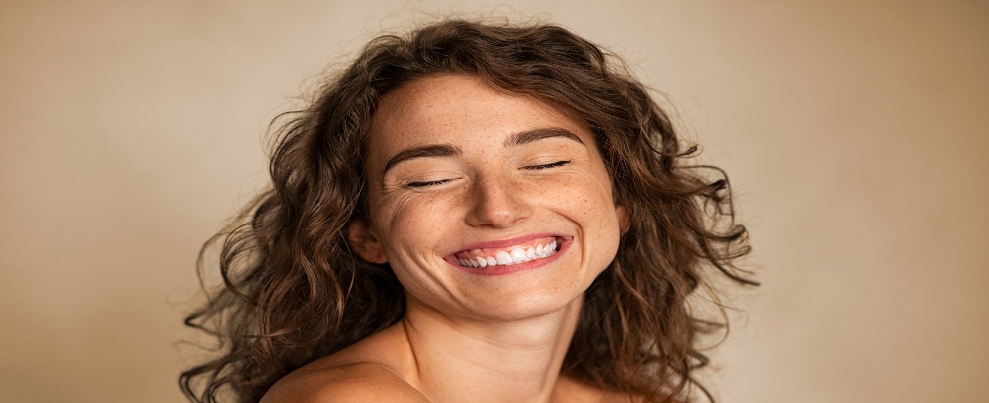 Modelo Com Cabelo Castanho Ondulado Sorrindo