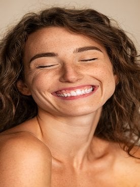 Modelo Com Cabelo Castanho Ondulado Sorrindo