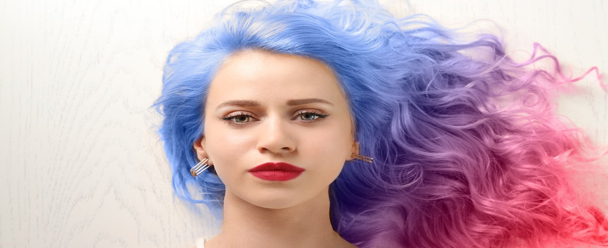 Modelo com cabelo colorido Azul e rosa
