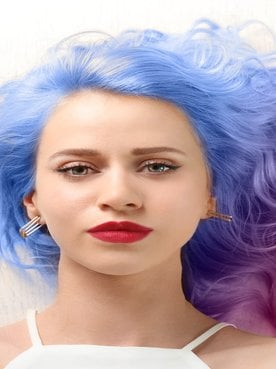 Modelo com cabelo colorido Azul e rosa