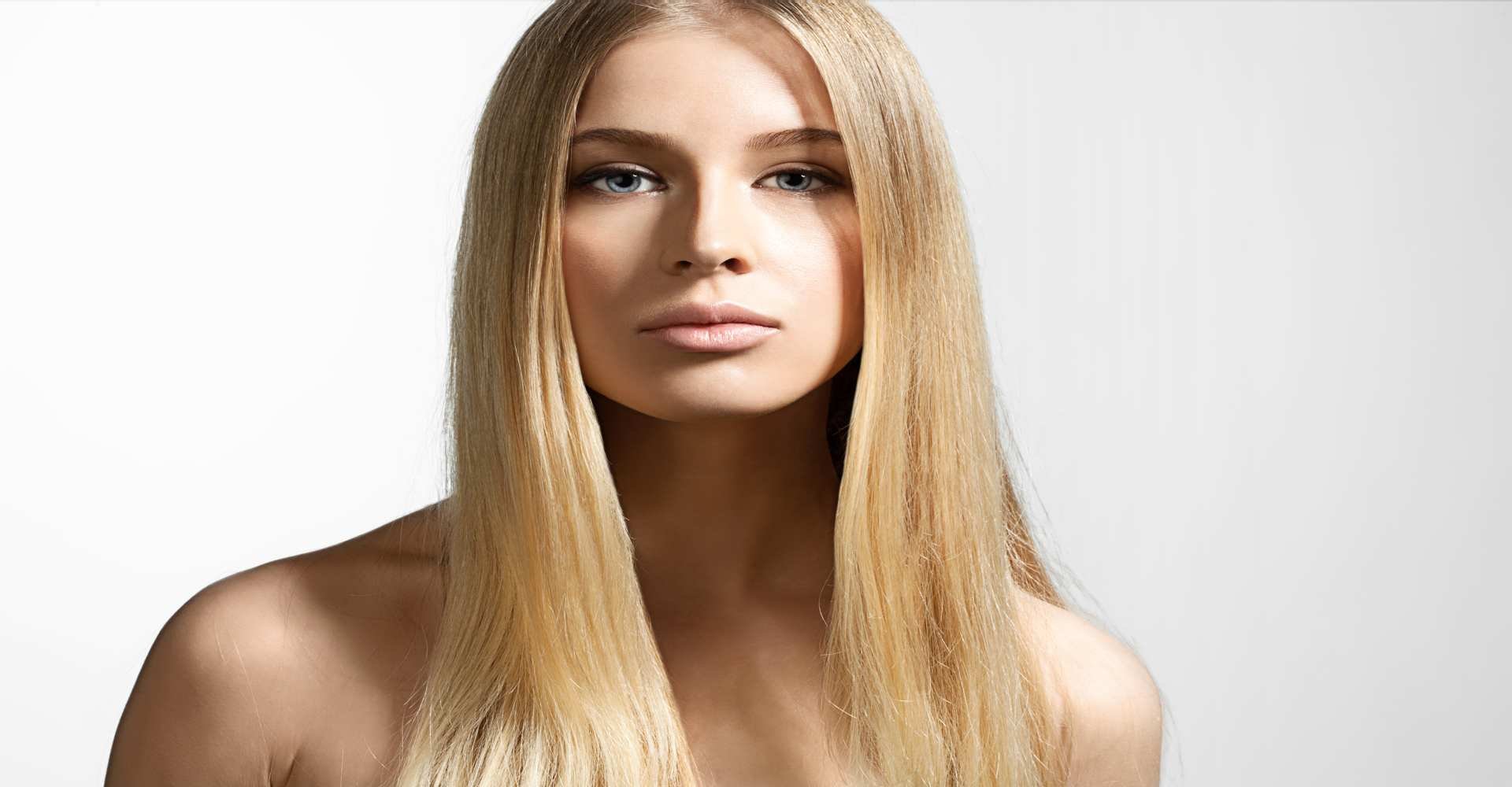 Modelo Com Cabelo Loiro Nude