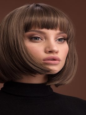 Modelo Com Corte Chanel E Franja