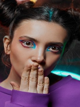 Modelo Com Maquiagem Colorida E Com Coque No Cabelo