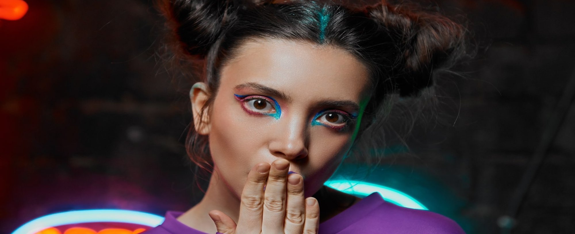 Modelo Com Maquiagem Colorida E Com Coque No Cabelo