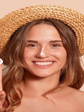 Modelo Com Protetor Solar No Rosto