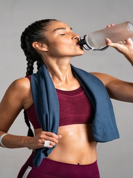 Modelo Com Tranas No Cabelo Tomando Agua Depois De Fazer Academia