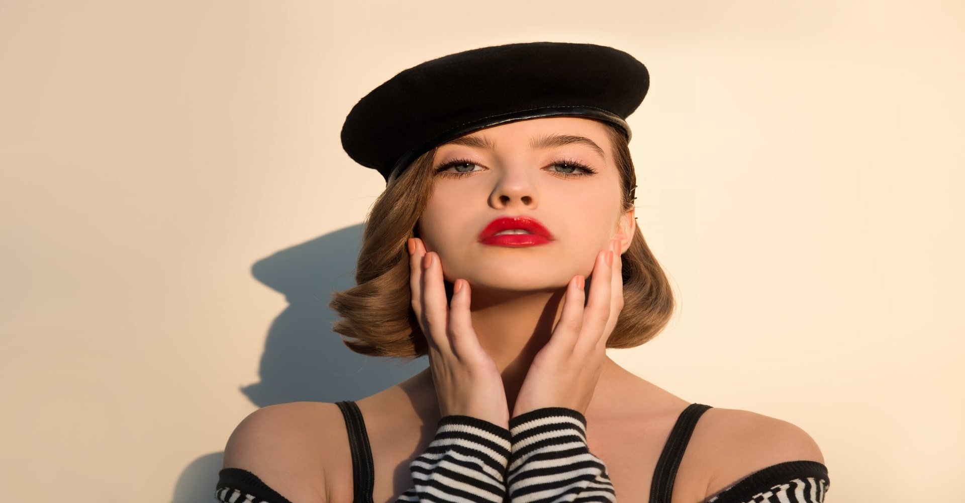 Modelo De Boina Preto E Cabelo Curto Loiro