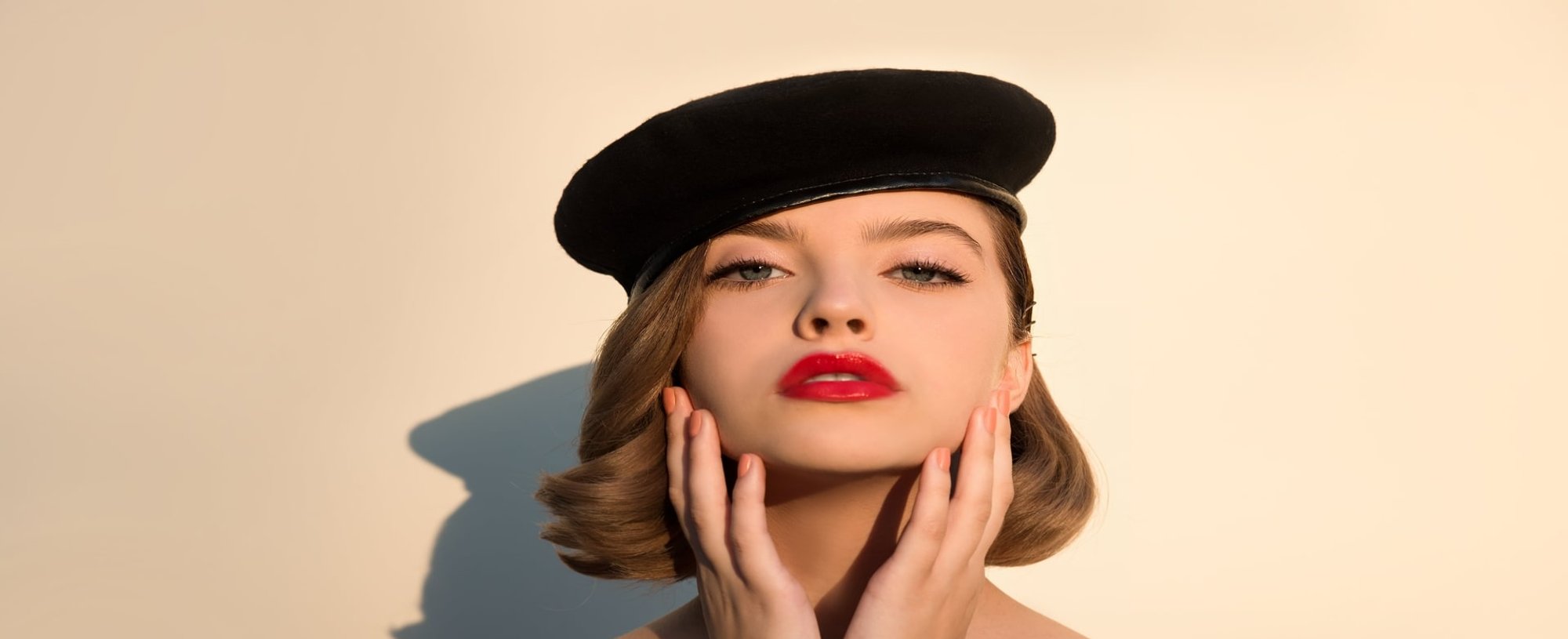 Modelo De Boina Preto E Cabelo Curto Loiro