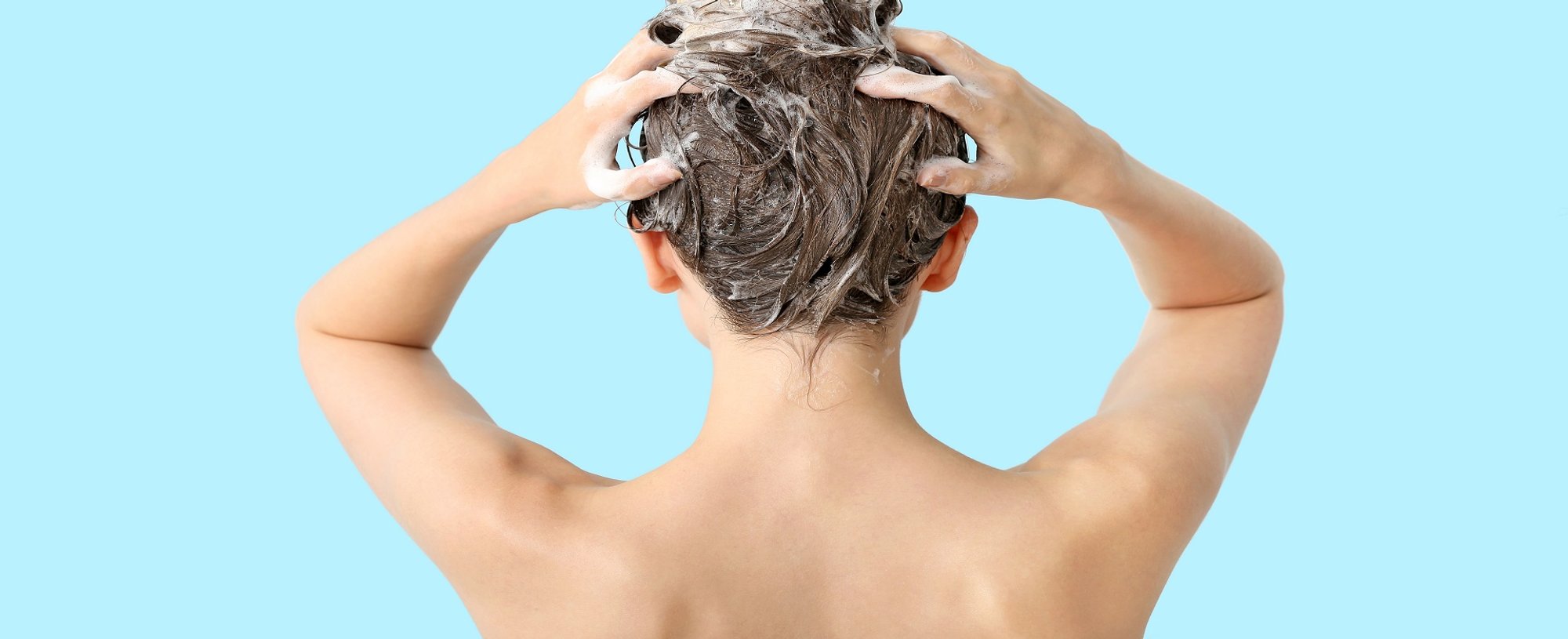 Modelo De Costas Com Creme No Cabelo