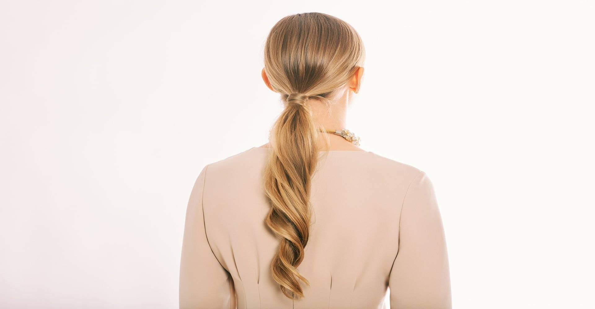 Modelo De Costas Com Rabo De Cavalo Baixo