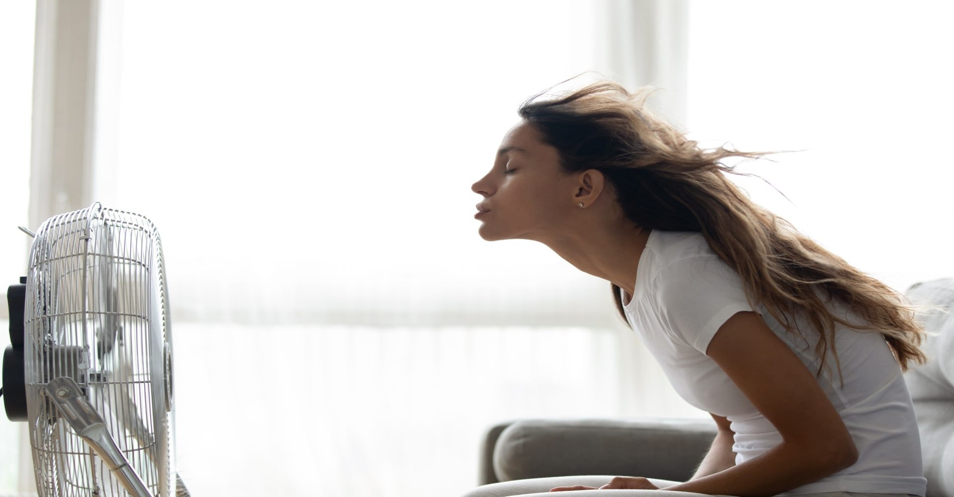 Modelo Em Frente Ao Ventilador Com Os Olhos Fechados