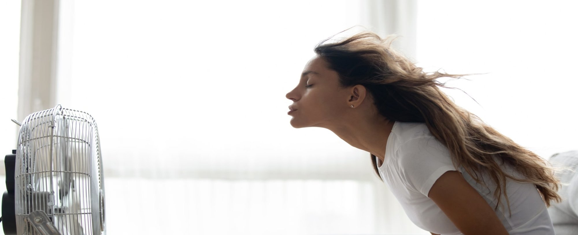 Modelo Em Frente Ao Ventilador Com Os Olhos Fechados
