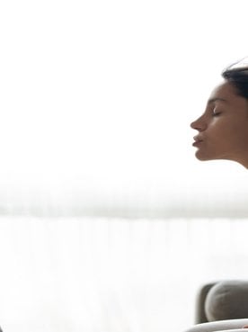 Modelo Em Frente Ao Ventilador Com Os Olhos Fechados