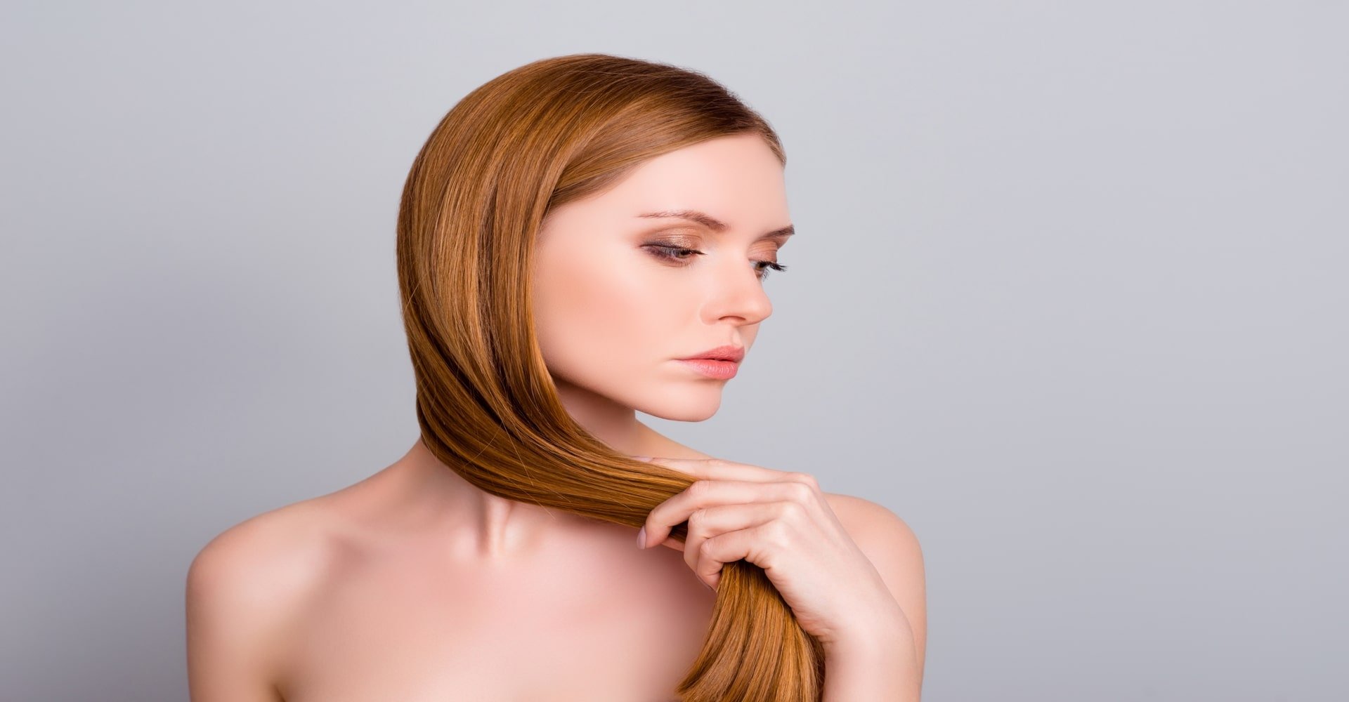 Modelo Loira Com Cabelo Liso Oleoso