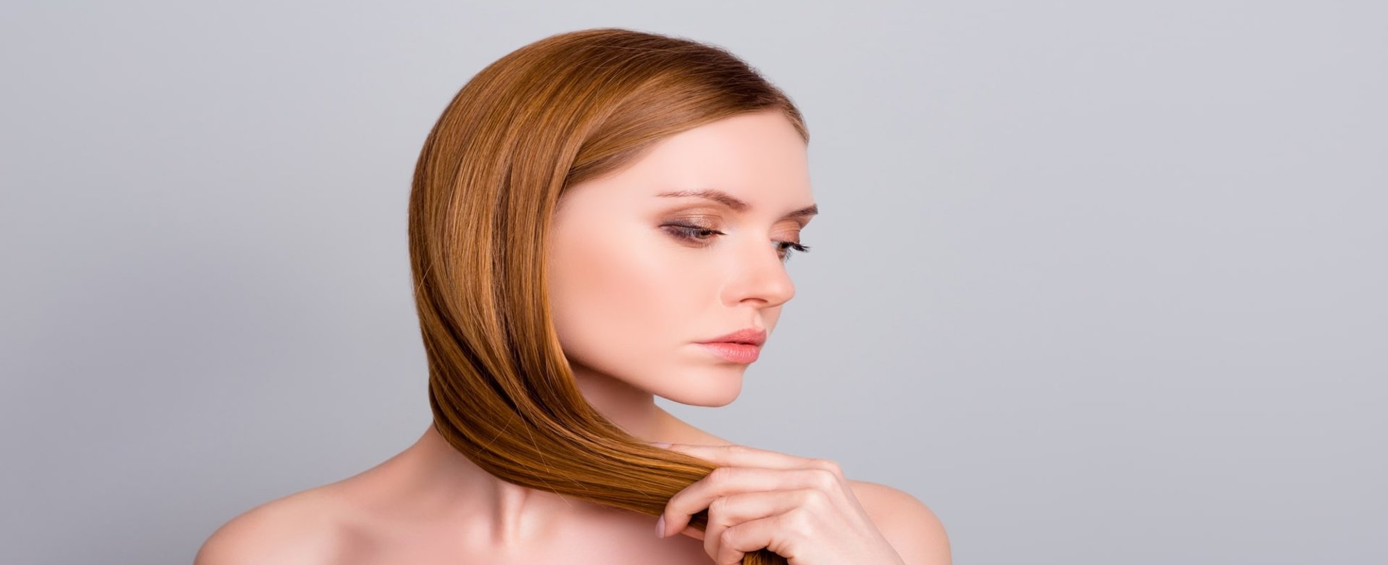 Modelo Loira Com Cabelo Liso Oleoso