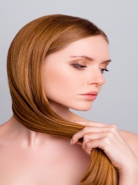 Modelo Loira Com Cabelo Liso Oleoso