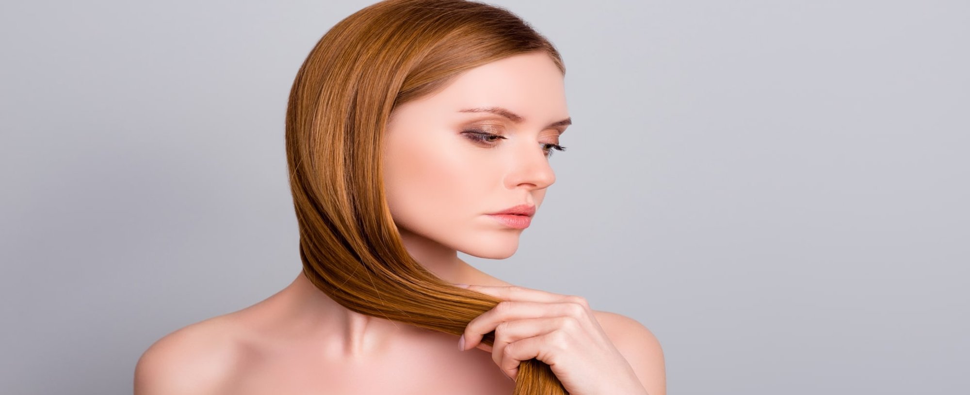Modelo Loira Com Cabelo Liso Oleoso