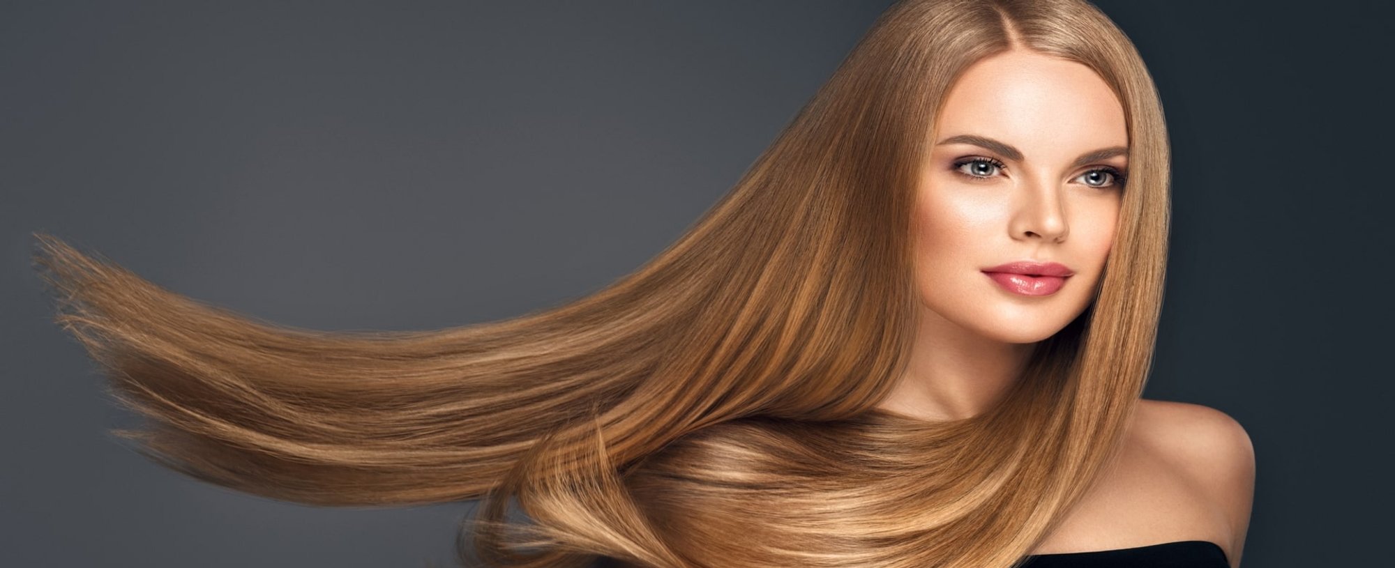 Modelo Loira Com Cabelo Liso