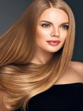 Modelo Loira Com Cabelo Liso
