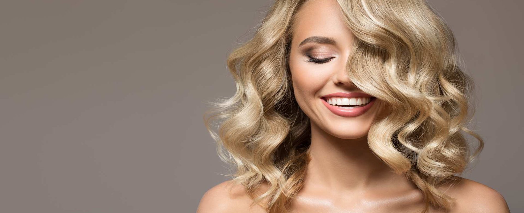 Modelo Loira Com Cabelo Ondulado