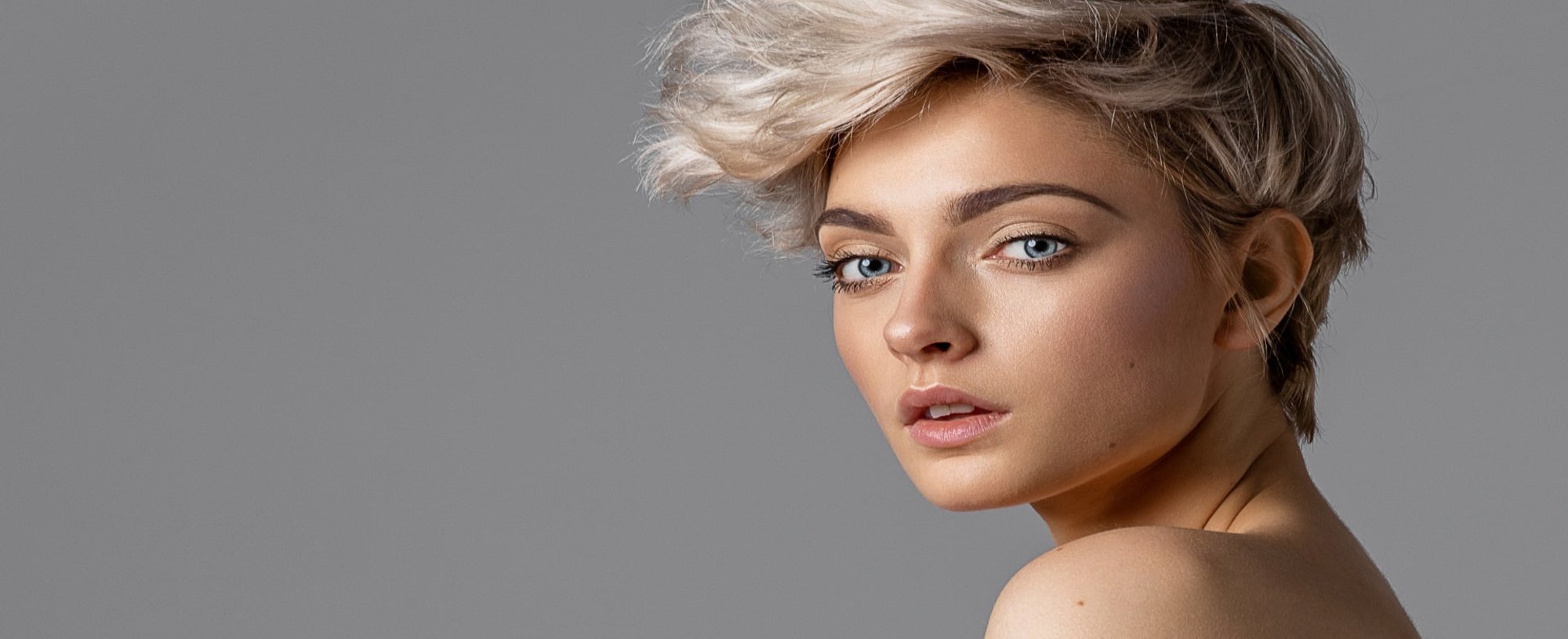 Modelo Loira De Cabelo Curto Topete