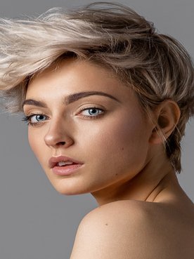Modelo Loira De Cabelo Curto Topete