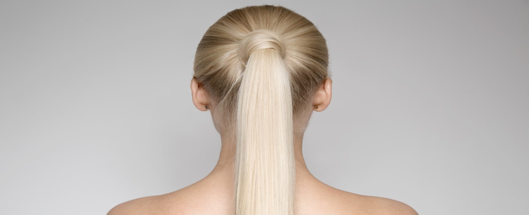 Modelo Loira De Costas Com Rabo De Cavalo