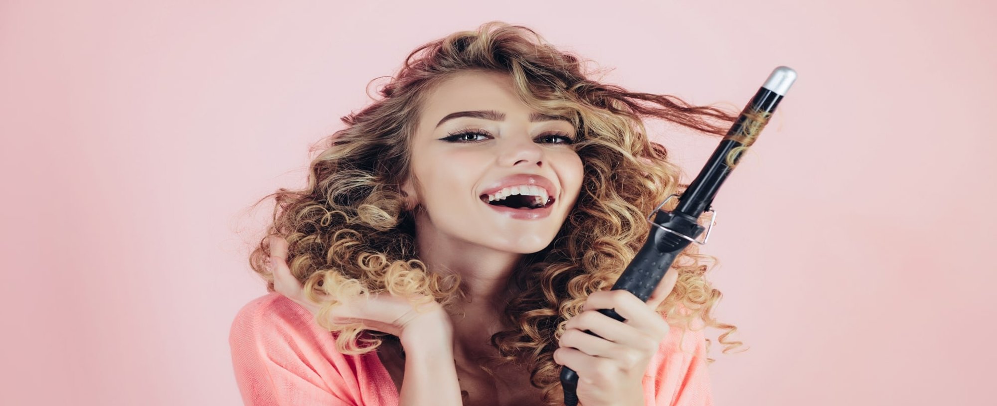 Modelo Loira Fazendo Babyliss No Cabelo