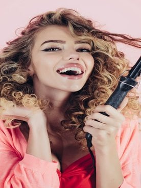 Modelo Loira Fazendo Babyliss No Cabelo