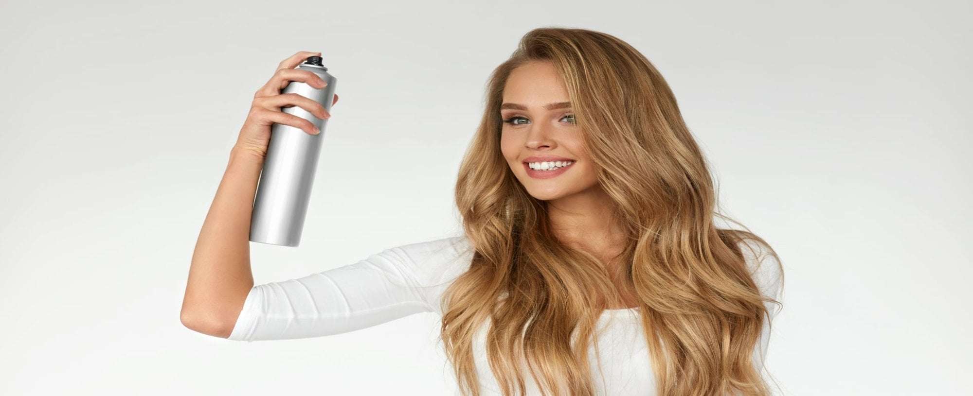 Modelo Loira Passando Spray No Cabelo