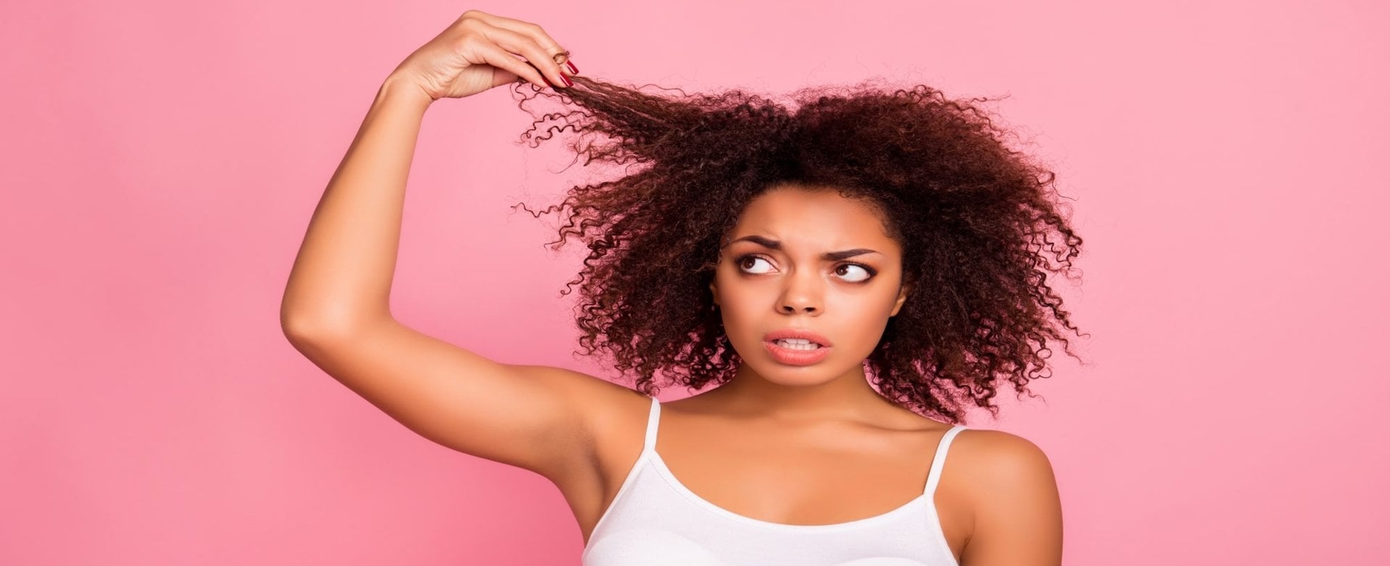 Modelo Negra Analisando Seu Cabelo