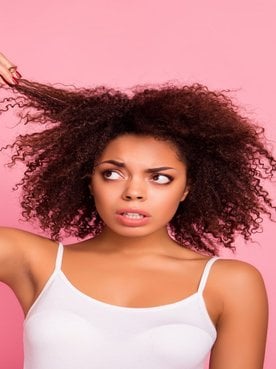 Modelo Negra Analisando Seu Cabelo
