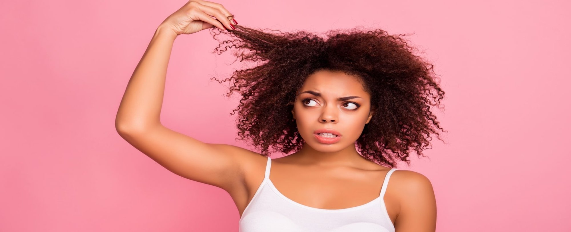 Modelo Negra Analisando Seu Cabelo