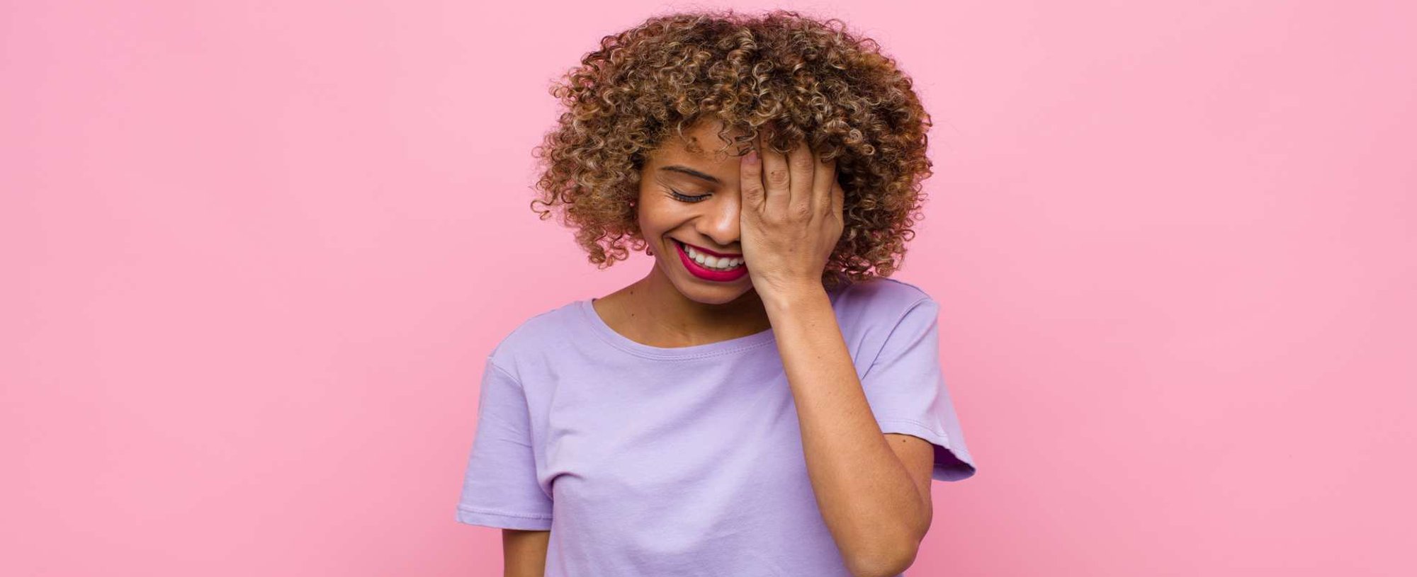 Modelo Negra Com Cabelo Cacheado E Curto