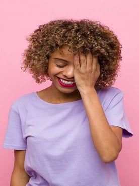 Modelo Negra Com Cabelo Cacheado E Curto