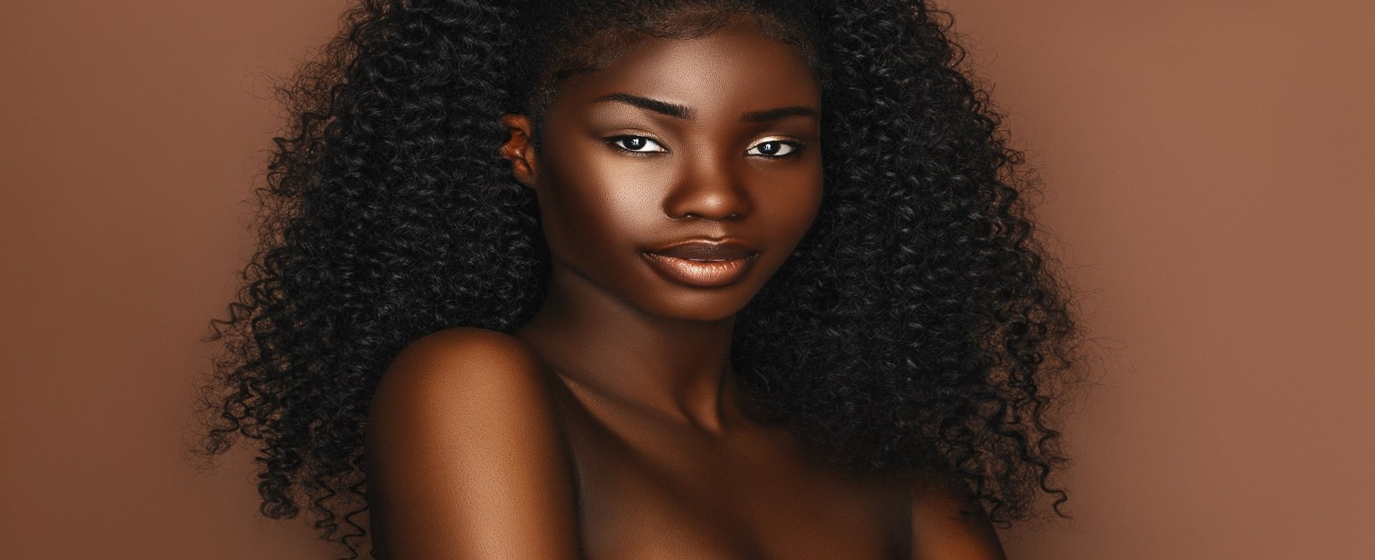 Modelo Negra Com Cabelo Cacheado Semi Preso