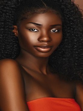 Modelo Negra Com Cabelo Cacheado Semi Preso