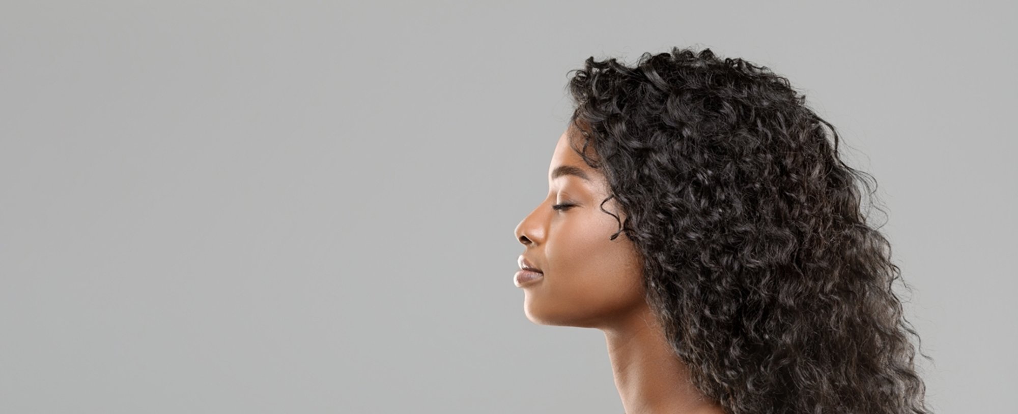 Modelo Negra Com Cabelo Longo Cacheado