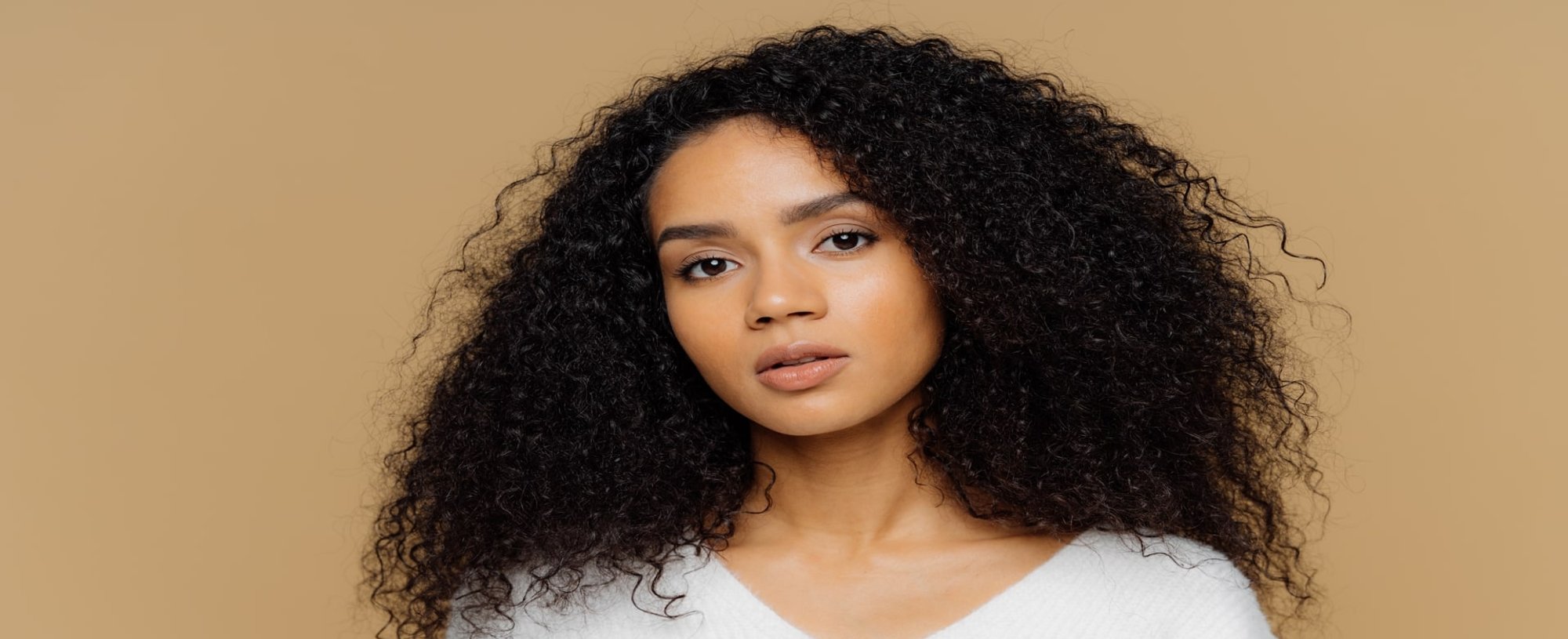 Modelo Negra Com Cabelos Cacheados E Volumosos