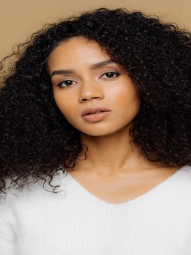 Modelo Negra Com Cabelos Cacheados E Volumosos