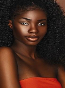 Modelo Negra Com Cabelos Cacheados