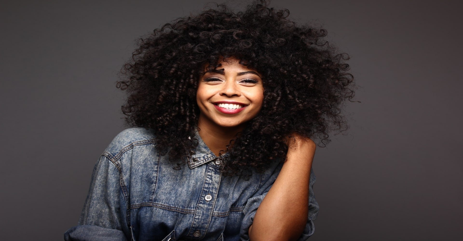 Modelo Negra Com Cabelos Volumosos E Cacheados