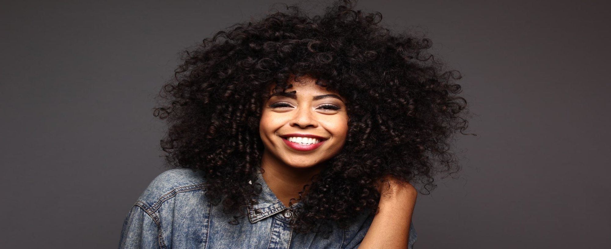Modelo Negra Com Cabelos Volumosos E Cacheados