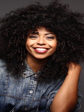 Modelo Negra Com Cabelos Volumosos E Cacheados