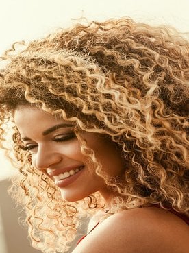 Modelo Negra Com O Cabelo Loiro E Cacheado