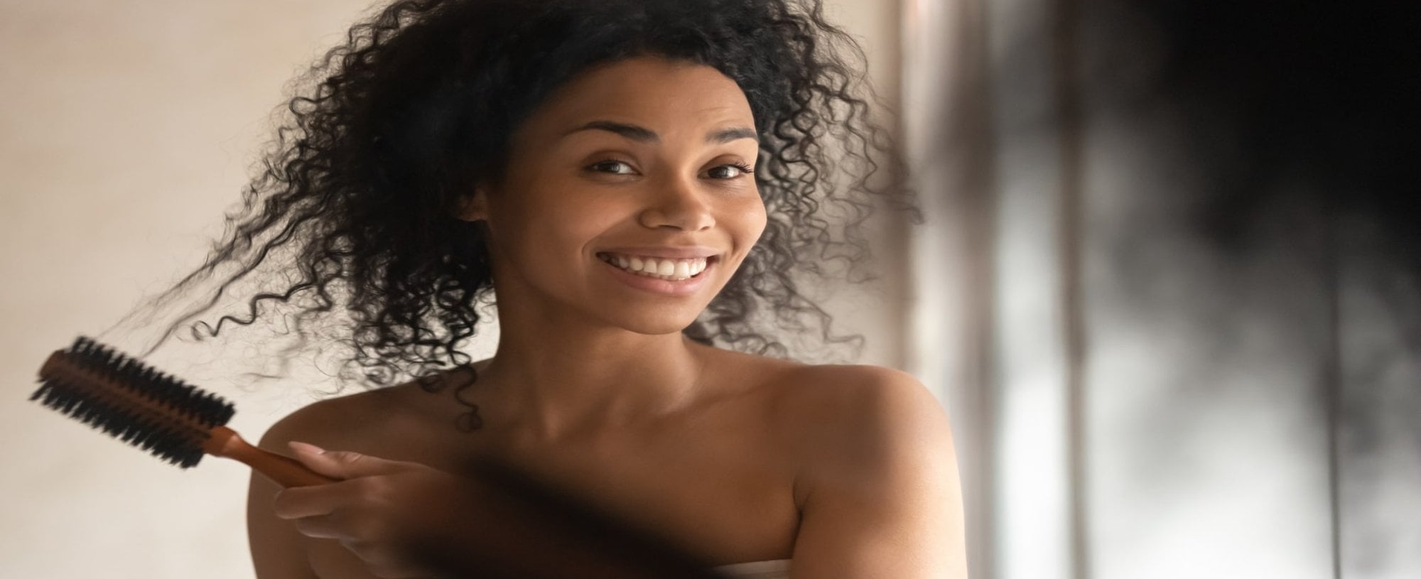 Modelo Negra Passando Escova De Pentear Em Seus Cachos