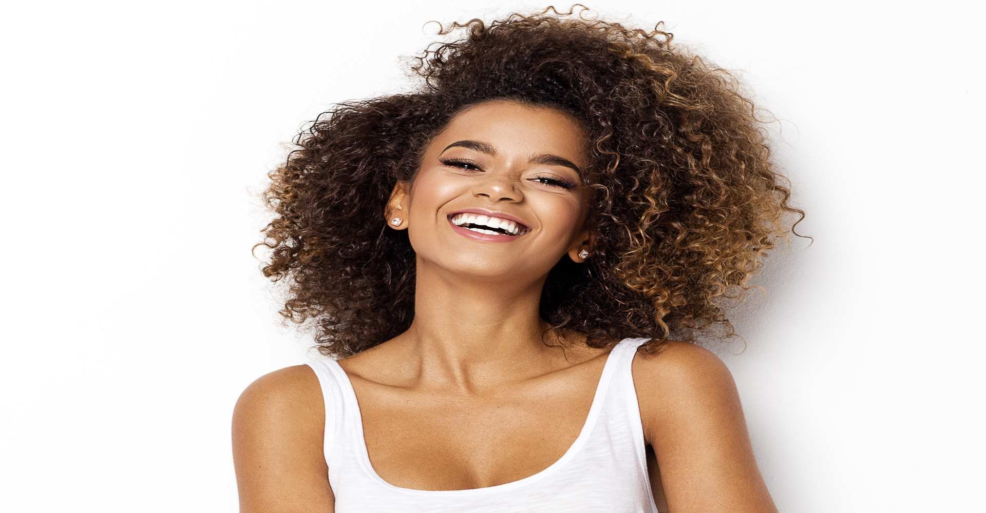 Modelo Negra Sorrindo Com Cabelo Cacheado
