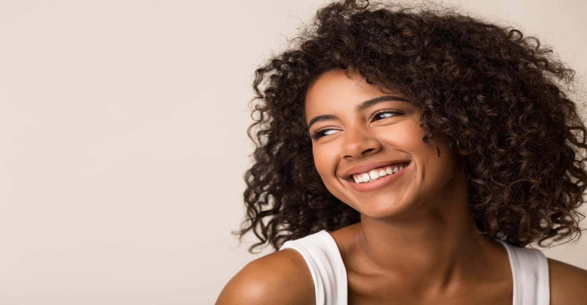 Modelo Negra Sorrindo Com Cabelo Curto E Cacheado