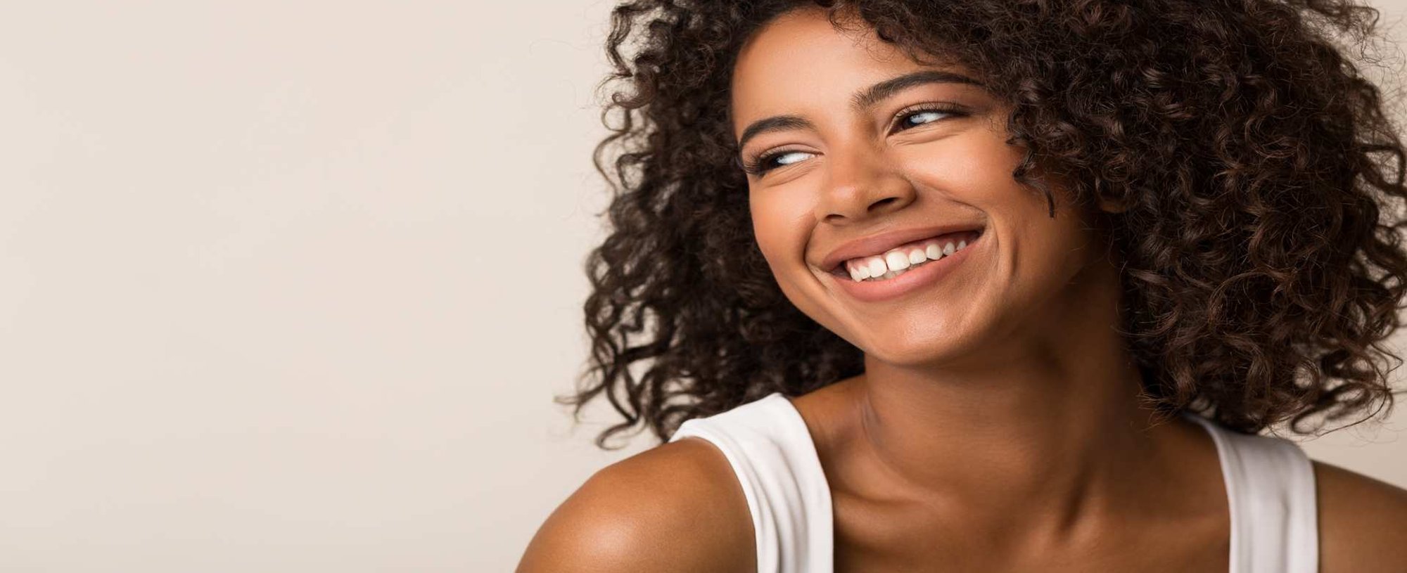 Modelo Negra Sorrindo Com Cabelo Curto E Cacheado